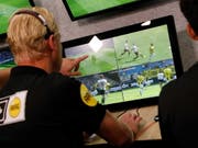 Der Video-Schiedsrichter (VAR) wird ab der nächsten Saison auch in der Champions League zum Einsatz kommen (Bild: KEYSTONE/EPA ANP/BAS CZERWINSKI)