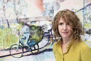Rachel Lumsden vor ihrer Arbeit «Grenfell», die auch auf den verheerenden Londoner Hochhausgrossbrand 2017 Bezug nimmt. (Bild: Martin Preisser)