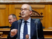 Gregor Rutz (SVP/ZH) plädiert im Nationalrat dafür, das Heimatreiseverbot für Flüchtlinge zu verschärfen. (Bild: KEYSTONE/PETER KLAUNZER)