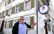Hugo Jung vor dem ehemaligen Restaurant Linde. Er hat bereits Vorstellungen, wie er das Gebäude künftig nutzen will. (Bilder: Philipp Stutz)