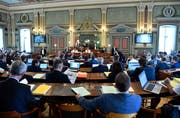 Auch nach der Kantonsratssitzung sorgt die Augarten-Sanierung für Gesprächsstoff (Bild: Regina Kühne)