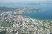 Eine Luftaufnahme von Kreuzlingen (vorne) und Konstanz (hinten). (Bild: PD)