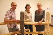 Schutzgebietsbetreuer Beat Zgraggen, das neue Vorstandsmitglied Trudy Bürgi und die Vorsitzende Annalise Russi (von links) mit einem der berühmten Meientaler Holzzäune. (Bild: Paul Gwerder (Altdorf, 26. September 2018))