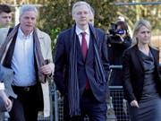 Wikileaks-Gründer Julian Assange (Mitte) übergibt die Chefredaktion der Enthüllungsplattform Wikileaks an Kristinn Hrafnsson (links). (Bild: KEYSTONE/EPA/KERIM OKTEN)
