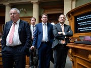 SVP-Vertreter standen während der aktuellen EU-Debatte im Nationalrat Schlange, um Fragen zu stellen. Die Antworten befriedigten sie wohl nur selten. (Bild: KEYSTONE/ANTHONY ANEX)