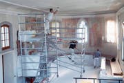 Die Abdeckungen vor der Reinigung zeigen ein ungewöhnliches Bild des kirchlichen Innenraums. (Bild: Peter Küpfer)