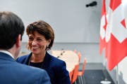 Bundesrätin Doris Leuthard, rechts, und Bundesratssprecher Andre Simonazzi verlassen nach ihrer Rücktrittsankündigung per Ende Jahr den Pressesaal im Medienzentrum des Bundeshauses.(Bild: KEYSTONE/Peter Schneider, (Bern, 27. September 2018)