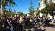 Die evakuierten Studierenden warten vor der FHS St.Gallen. (Bild: Leserreporter)