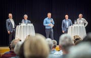 Die Kandidaten Michael Thurau, Lukas Hoffmann, Matthias Hofmann und Beat Müller werden von TZ-Redaktor Urs Brüschweiler befragt. (Bild: Andrea Stalder)