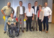 Von links: Gabriel und Antonia Arnold (Eltern), Regierungsrat Beat Jörg, Bronzemedaillengewinner Lukas Arnold, Geschäftsleiter Odilo Gamma, Amtsvorsteherin Yvonne Slongo und Pius Zurfluh, Lehrlingsverantwortlicher Gamma AG Bau. (Bild: PD)