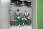 So hoch wollen sie am Freitag gewinnen: Die SCK-Spieler Jan Elvedi (links) und Marco Wiget. (Bild: Pius Amrein (Kriens, 26. September 2018))