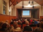 Mirko Spada erklärt das Projekt in der Tägerwiler Bürgerhalle. (Bild: Viviane Vogel)