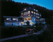 Ansicht der Hotel Bergsonne bei Nacht. (Bild: PD)