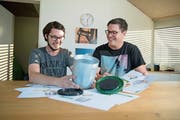 Martin Amgarten (links) und Mario Walker zeigen ihren Biobin. (Bild: Corinne Glanzmann (Stans, 25. September 2018))