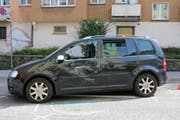 Die beim seitlichen Zusammenstoss beschädigte Fahrerseite des PWs. (Bild: Stadtpolizei St.Gallen - 26. September 2018)
