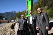 Sie freuen sich, dass der Bau des KW Schächens endlich losgeht (von links) Rolf Infanger, Präsident Korporation Uri, Werner Jauch, Präsident der KW Schächen AG, und Landammann Roger Nager. (Bild: Urs Hanhart (Bürglen, 27. September 2018))