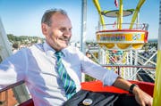 Der Weinfelder Gemeindepräsident Max Vögeli gönnt sich eine Fahrt mit dem Riesenrad. (Bild: Andrea Stalder)