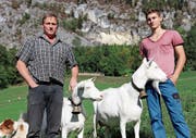 Albert Peter senior und junior mit den prämierten Saanenziegen Enzian und Laura. (Bild: Benjamin Schmid)