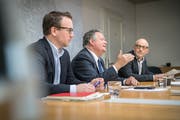 Die Ruhe vor dem Investitions-Sturm: Stadtschreiber Michael Stahl, Stadtpräsident Thomas Niederberger und Finanzchef Thomas Knupp erklären das Budget und den Finanzplan der Stadt Kreuzlingen. (Bild: Andrea Stalder)