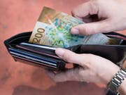 Obwohl sie bares Geld sparen könnten, sind Herr und Frau Schweizer bei den Hypotheken vergleichsfaul. (Bild: KEYSTONE/CHRISTIAN BEUTLER)
