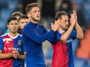 Die Basler punkten mit einer Willensleistung und bedanken sich bei den Fans für die Unterstützung (Bild: KEYSTONE/ALESSANDRO DELLA VALLE)