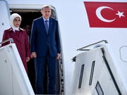 Der türkische Präsident Recep Tayyip Erdogan (R) und seine Gattin Emine Erdogan verlassen das Flugzeug, das sie zum dreitägigen Staatsbesuch nach Deutschland brachte (Bild: Keystone/EPA/CLEMENS BILAN)