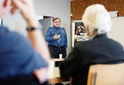 Karl Walker referiert vor den Senioren im Mehrzweckraum Eu. (Bild: Stefan Kaiser (Menzingen, 27. September 2018))
