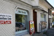 Im Gebäude befindet sich ein Mini-Markt, in dem Produkte aus dem Balkan angeboten werden.