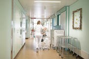 Eine Angestellte im Spital Wolhusen läuft durch den Gang (Bild: Corinne Glanzmann (27. April 2017))