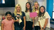 Die Leiterin Michaela Bily und ihre Mädchen. (Bild: pd)