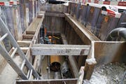 Ein Drucklufthammer treibt das Stahlrohr horizontal unter der Kirchstrasse durch. (Bild: Vivien Huber)