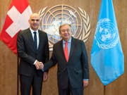 Bundespräsident Berset hat an der Uno-Vollversammlung in New York Uno-Generalsekretär Guterres getroffen. Nach Meinung von Berset spielt die Uno für die Schweiz eine wichtige Rolle. (Bild: KEYSTONE/AP The United Nations/KIM HAUGHTON)