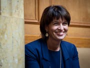 Im Nationalrat gab es nach der Beratung des Fernmeldegesetzes Standing Ovations für Bundesrätin Doris Leuthard. (Bild: KEYSTONE/ANTHONY ANEX)