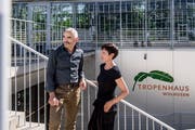 Sind seit Tag 1 beim Tropenhaus Wolhusen mit dabei: Geschäftsführer Pius Marti und Restaurationsfachfrau Monika Leuenberger. (Bild: Nadia Schärli, Wolhusen, 27. September 2018)