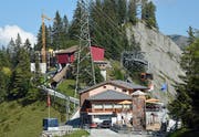 Bergstation mit Restaurant, im Hintergrund die Baustelle.