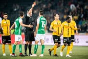 Schiedsrichter Nikolaj Hänni zeigt St. Gallens Milan Vilotic nach einem Notbremse-Handspiel die rote Karte. (Patrick Hürlimann/KEY)