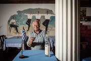 Georgios Loudas stösst nach 35 Jahren als «Zorbas»-Wirt mit einem Glas Ouzo auf seinen Ruhestand an. (Bild: Hanspeter Schiess)