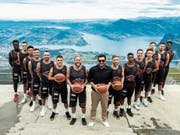 Fürs Teamfoto ging es auf den Pilatus. Swiss Central von links nach rechts: Iba Camara, Haris Jusovic, Kelechi Obim, Mirza Ganic, Alexis Birboutsakis, Michael Plüss (Captain), Danijel Eric (Coach), Jacques Safra, Derek Jackson, Marco Lehmann, Noah Früh, Laurent Zoccoletti, Branko Tomic, Harding Nana. Abwesend: Harry Leucio, Zoran Popovic (Assistenz-Coach). (Bild: Christian Rebosura (Pilatus Kulm, 22. September 2018))