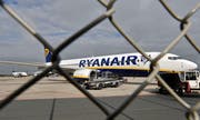 Ein Flugzeug der Ryanair auf dem Flughafen Weeze. (Bild: Martin Meissner/AP)