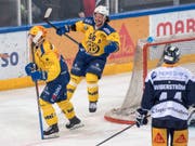 Inti Pestoni (links) feiert seinen Treffer zum 2:1 gegen den EVZ (Bild: KEYSTONE/URS FLUEELER)