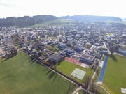 Die Sirnacher Schulanlage Grünau. Auf der Grünfläche in der Mitte soll dereinst die neue Sporthalle stehen.
