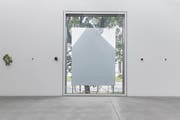 Ein «Fensterbild», welches die Aussicht auf die Stadtlandschaft versperrt. (Bild: Lucas Ziegler)