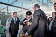 Gérard Depardieu, landestypisch eingekleidet, beim Besuch einer Farm im russischen Saransk. (Bild: Yuri Kozyrev/Noor (Saransk, 23. Februar 2013)