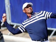 Gutgelaunter Tiger Woods im Outfit des amerikanischen Ryder-Cup-Teams (Bild: KEYSTONE/EPA/IAN LANGSDON)
