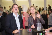 Wer macht das Rennen? Paul Rechsteiner und Karin Keller-Sutter vor der Resultatbekanntgabe der Ständeratswahl 2015. (Bild: Ralph Ribi)