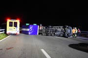 Lieferwagen und Anhänger blockierten die Autobahn. (Bild: Kantonspolizei St.Gallen)