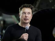 Die amerikanische Börsenaufsicht SEC geht gegen den Chef des E-Auto-Herstellers Tesla, Elon Musk, juristisch vor. (Bild: KEYSTONE/AP/CHRIS CARLSON)