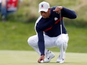 Alle Sorgfalt auf den Greens nützte nichts: Tiger Woods startete mit Niederlage (Bild: KEYSTONE/EPA/IAN LANGSDON)