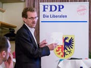 Ratsschreiber Magnus Brändle erklärt, wie das Stimmenzählen in der Pioniergemeinde abläuft. (Bild: Sascha Erni)