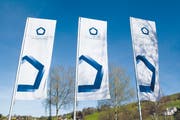 Fahnen vor dem Zugerberg-Sitz Lüssihof. (Bild: PD)